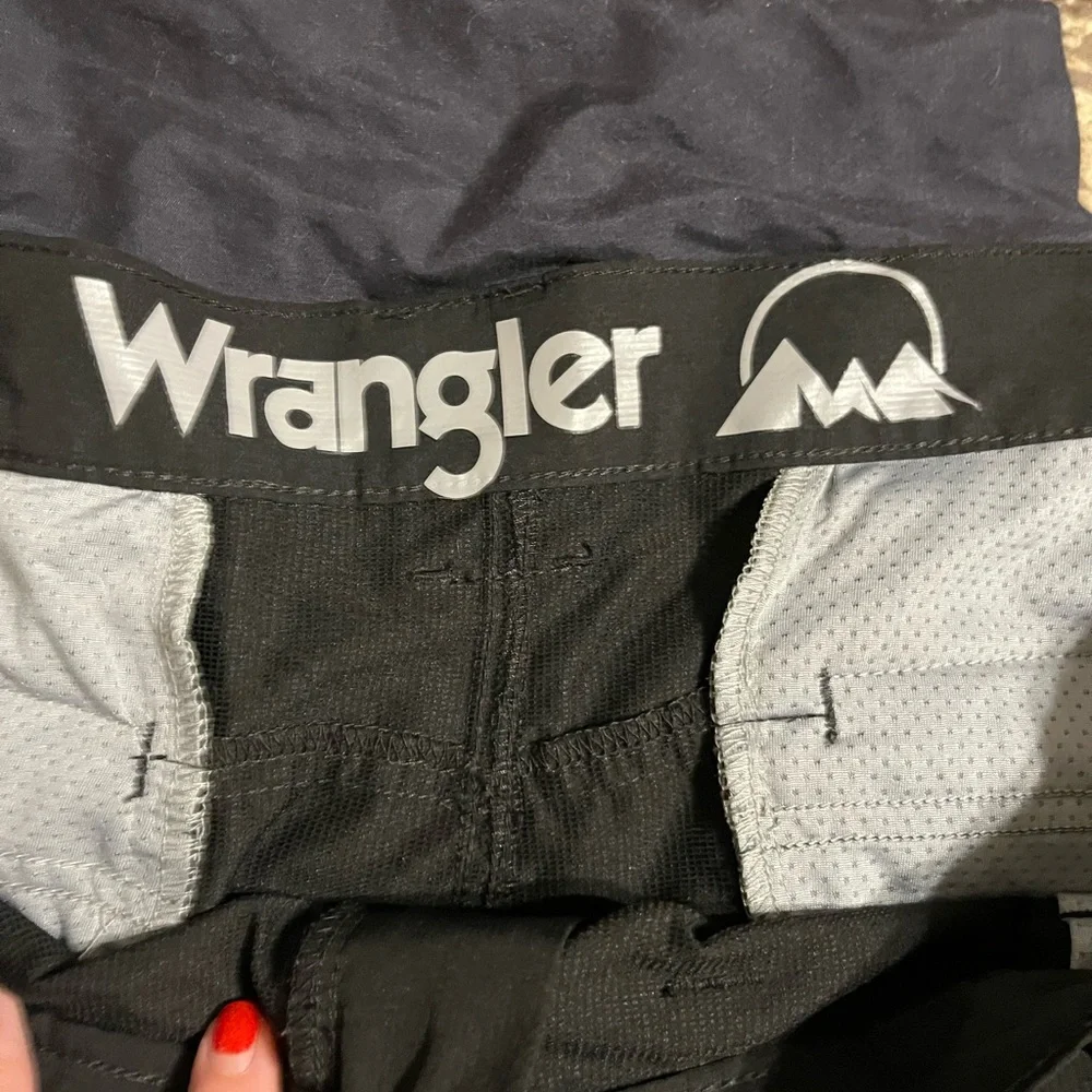 NWOT MENS WRANGLER SHORTS SIZE 46 - Picture 2 of 4